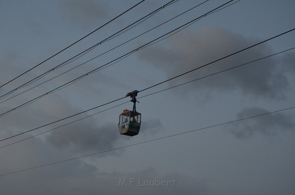 Einsatz BF Hoehenretter Koelner Seilbahn Hoehe Zoobruecke P2251.JPG